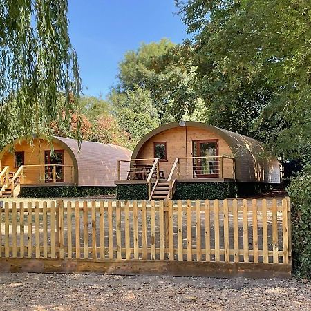 Cosy And Eco-Friendly Cabins Next To 16Th Century Pub 纽马基特 外观 照片