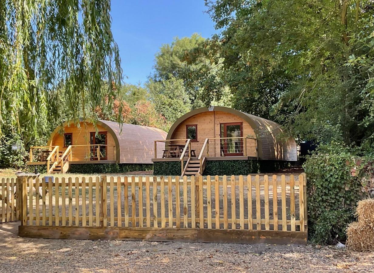 Cosy And Eco-Friendly Cabins Next To 16Th Century Pub 纽马基特 外观 照片