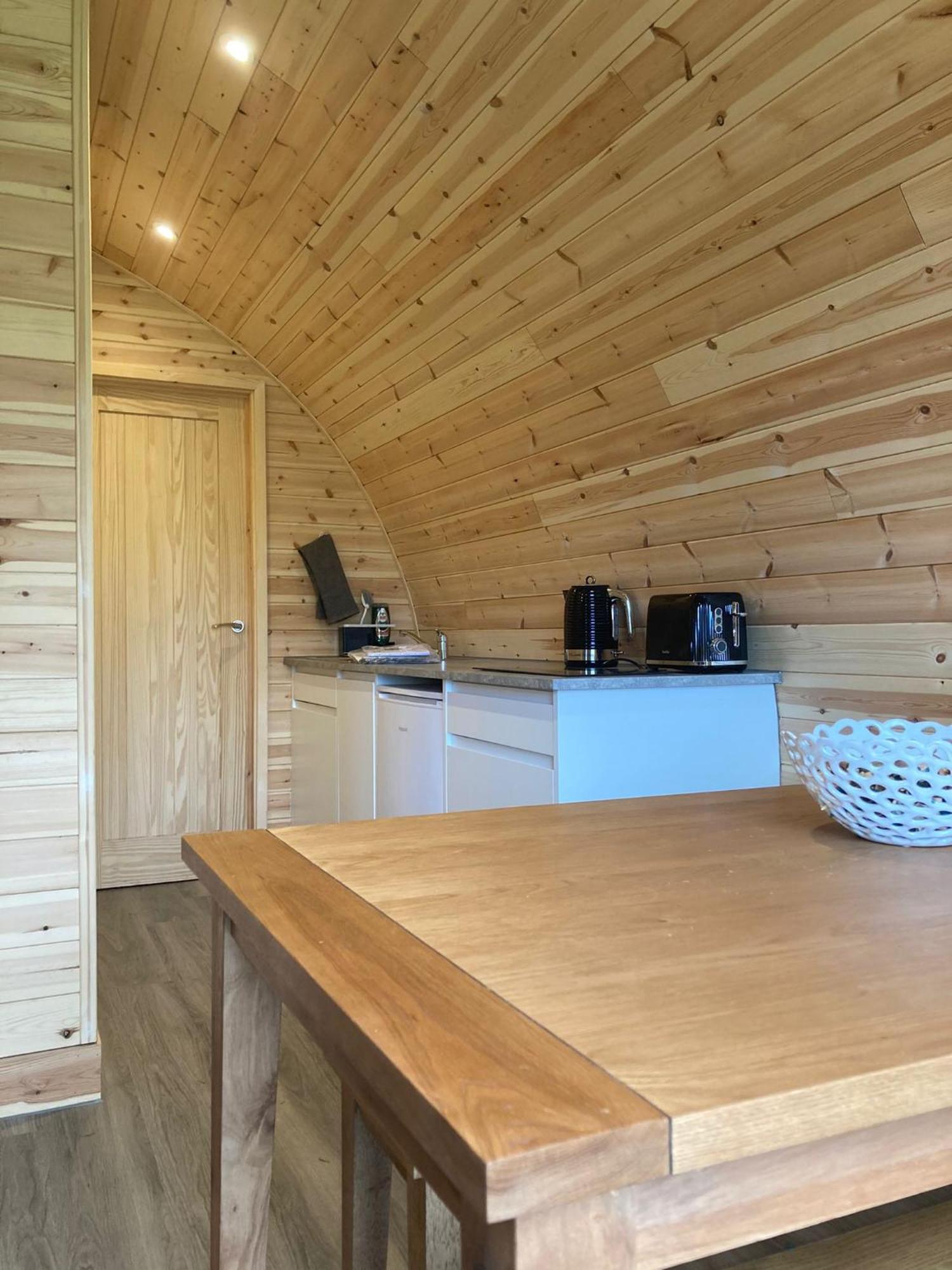 Cosy And Eco-Friendly Cabins Next To 16Th Century Pub 纽马基特 外观 照片